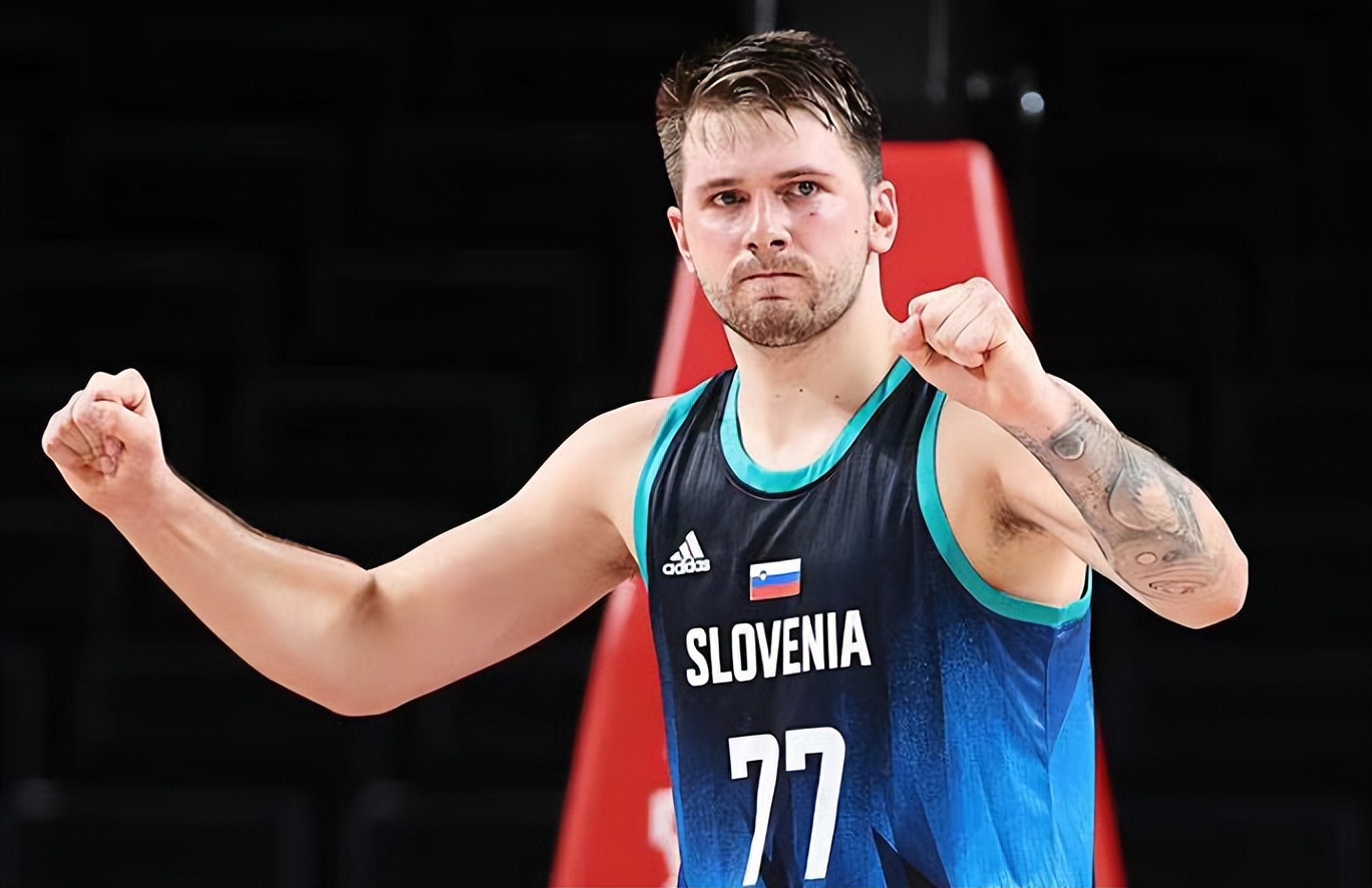 科贝记者：法兰克福球迷往巴萨球迷区投掷杂物甚至发射焰火（科贝记者称：法兰克福球迷向巴萨看台抛掷杂物并燃放焰火）