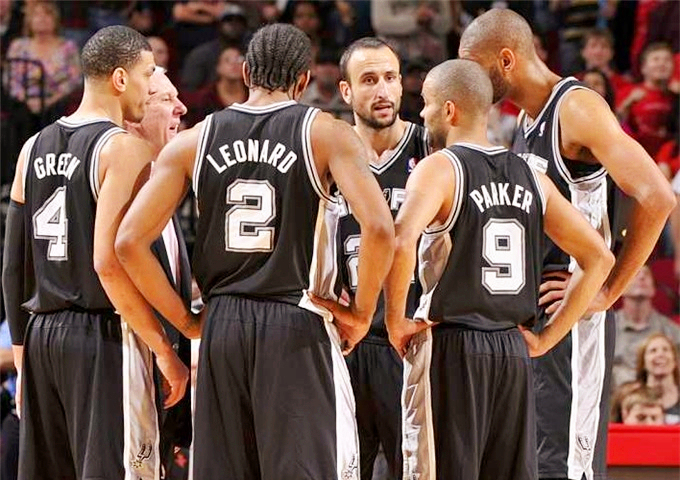 跟队记者：尤文仍在重点关注迈尼昂，球员的续约谈判陷入停滞（跟队记者：尤文持续关注迈尼昂，球员续约谈判已停摆）