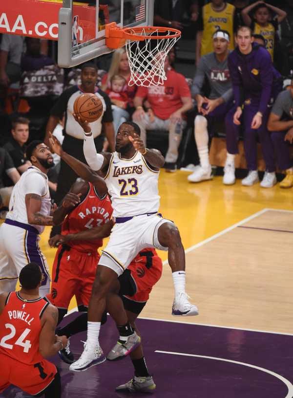 拉奎尔罗德里格斯对决妮琪贝拉引关注（拉奎尔罗德里格斯大战妮琪贝拉成焦点）