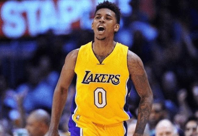 有何意味？萨拉赫社媒晒户外落叶景色图，并未配文（萨拉赫社媒晒落叶美景却无一字，意味几何？）