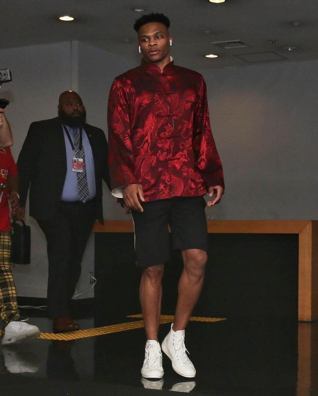 官方：明夏世界杯上下半场中段有强制补水时间，每次3分钟（FIFA官宣：明夏世界杯每半场中段设3分钟强制补水暂停）