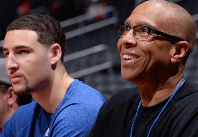 热刺全队已经抵达韩国，孙兴慜、梁民革举韩国国旗合照（热刺全队抵韩，孙兴慜与梁民革举国旗合影）